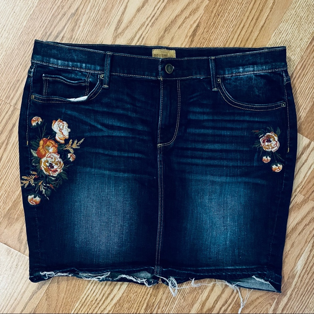 Sundance Driftwood Embroidered Denim Skirt Kate Size 30 Like New Condition